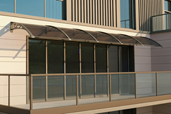Навес над террасой из монолитного поликарбоната