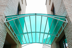 Навес над входом из монолитного поликарбоната