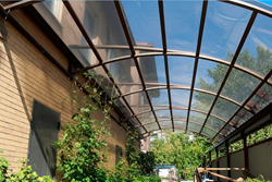 Навес во дворе из монолитного поликарбоната